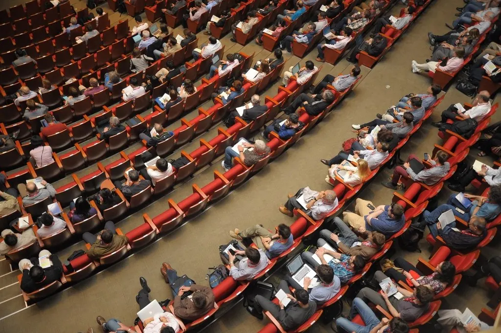 Auditorio lleno durante un congreso