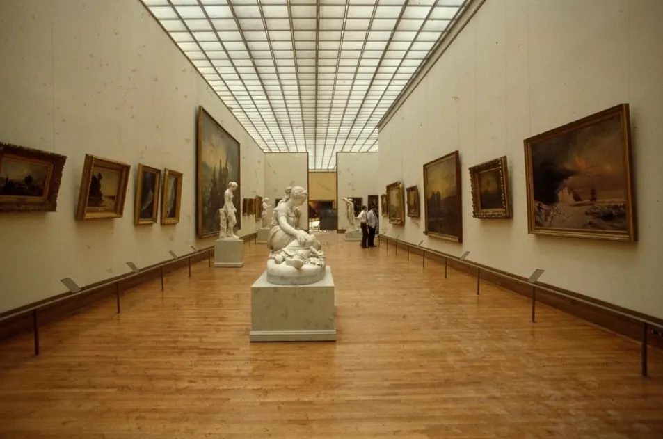 Sala de un museo con pinturas y esculturas