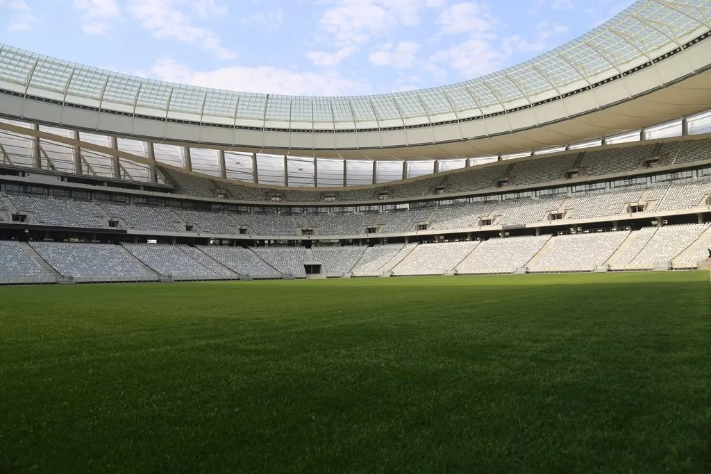 Interior de un estadio de fútbol con las gradas y el césped